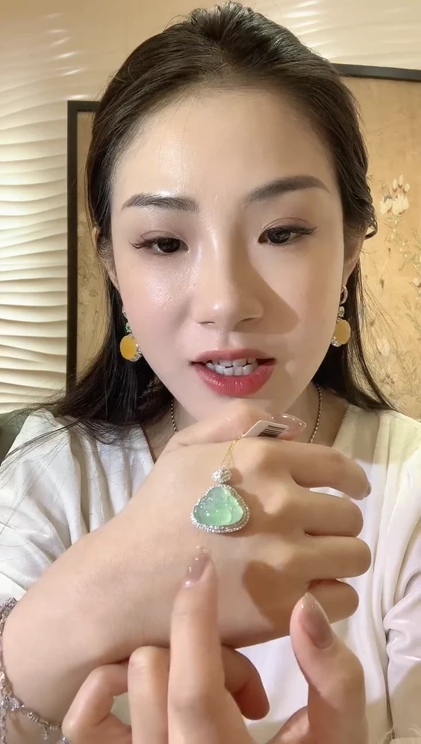 【闪购商品】翡翠吊坠(不含链)18K金镶嵌C75