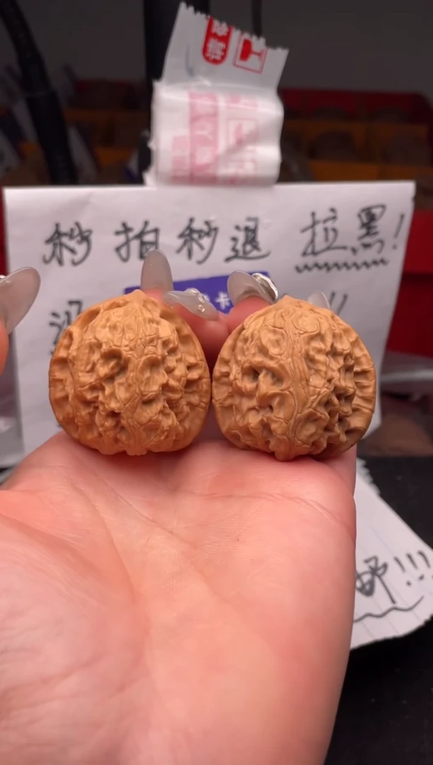 【闪购商品】文玩核桃吊坠022 梨木台 36