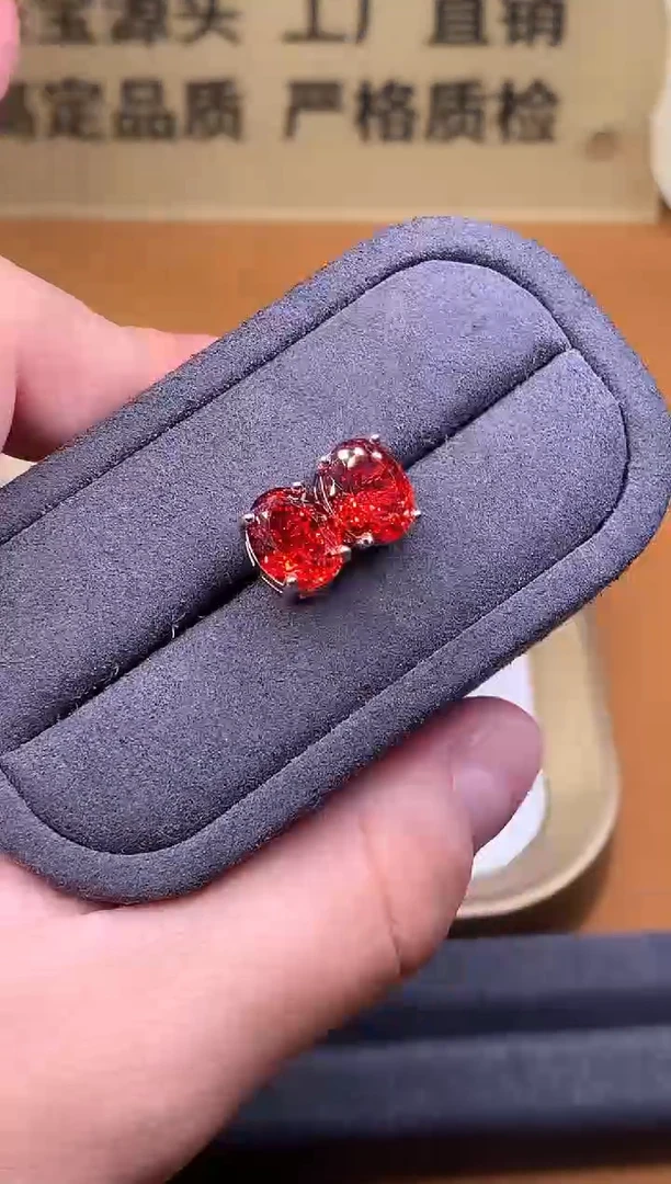 银S925镶嵌耳钉红色碧玺2222