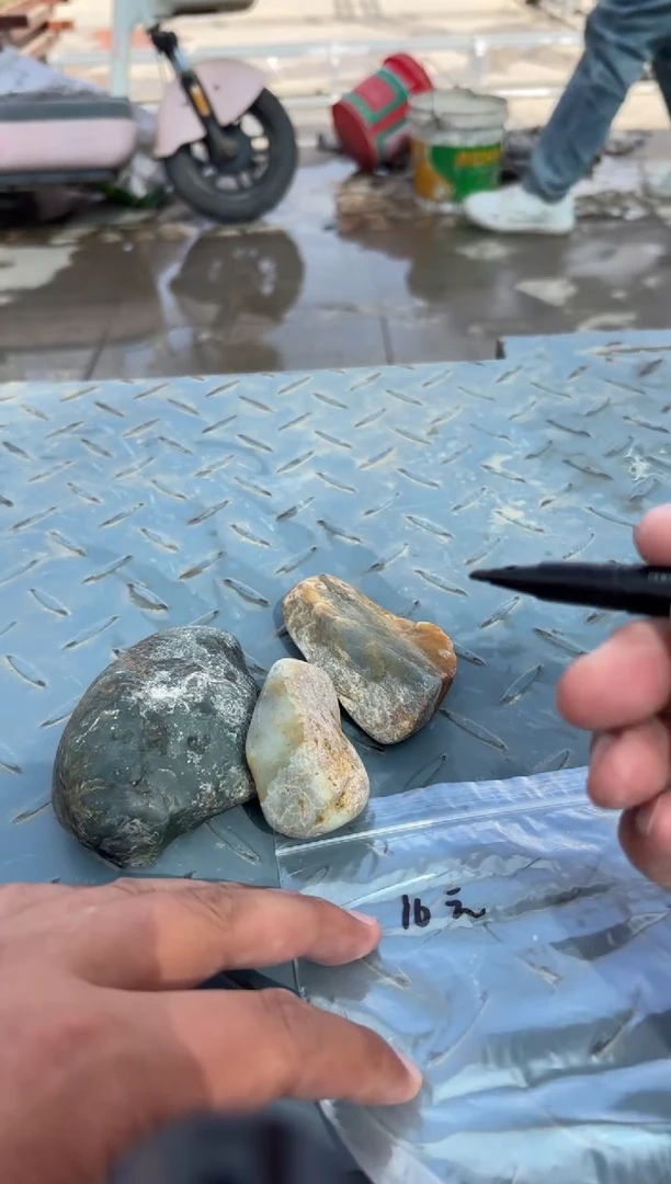 未镶嵌和田玉（糖玉）挂件和田玉