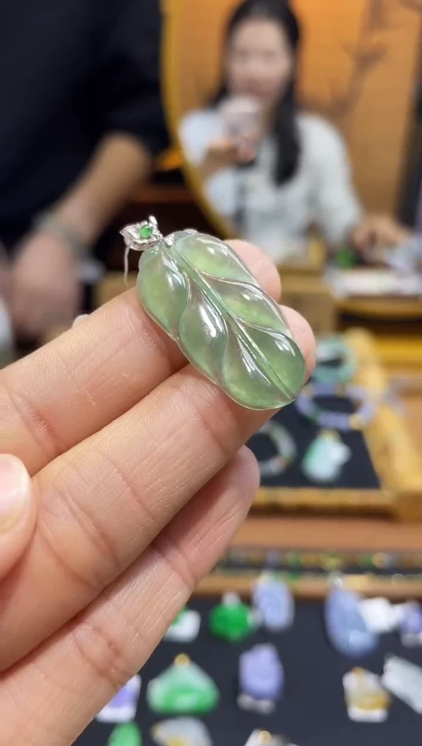 颈饰18K金镶嵌翡翠叶子