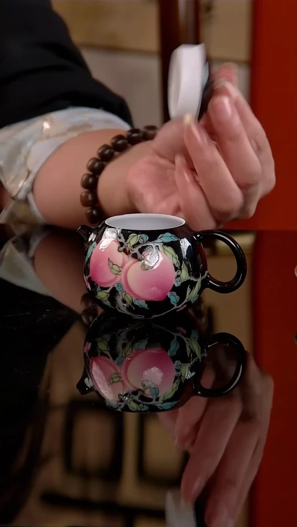 消**人悟陶黑地粉彩寿桃西施壶