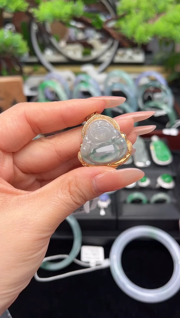 颈饰18K金镶嵌翡翠吊坠