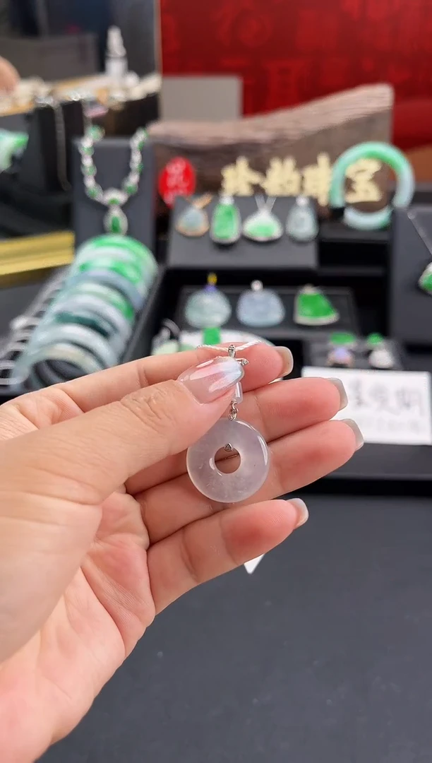 翡翠18K金镶嵌颈饰吊坠