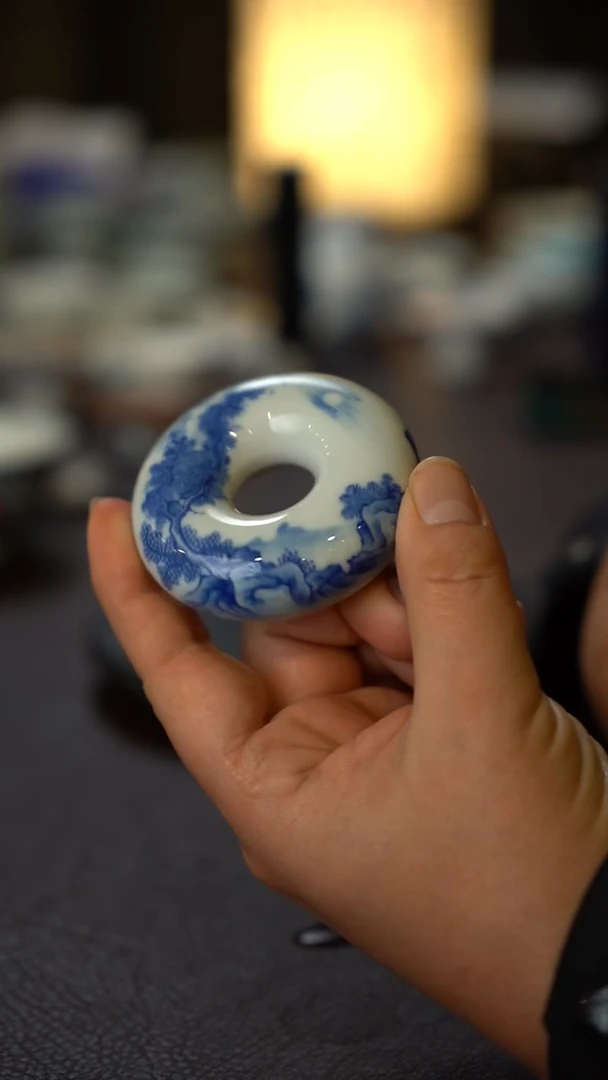 全手绘精工青花山水圆盖置