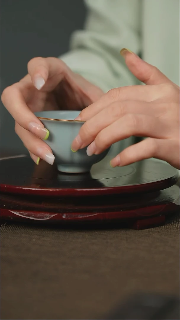 微微瑕 花口杯 无底款