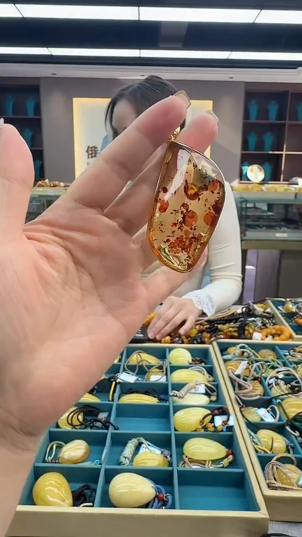 琥珀颈饰未镶嵌122秒拍号 假一罚三