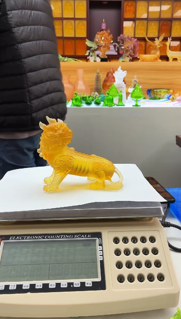 手工艺品琉璃琥珀色谛听摆件17*13公分