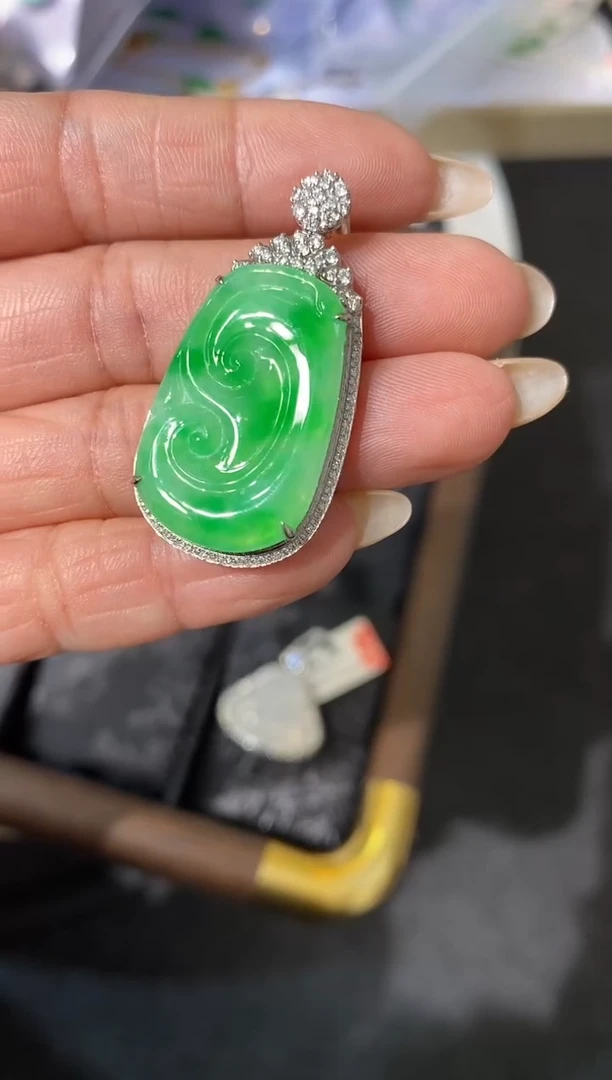 吊坠(不含链)18K金镶嵌翡翠如意