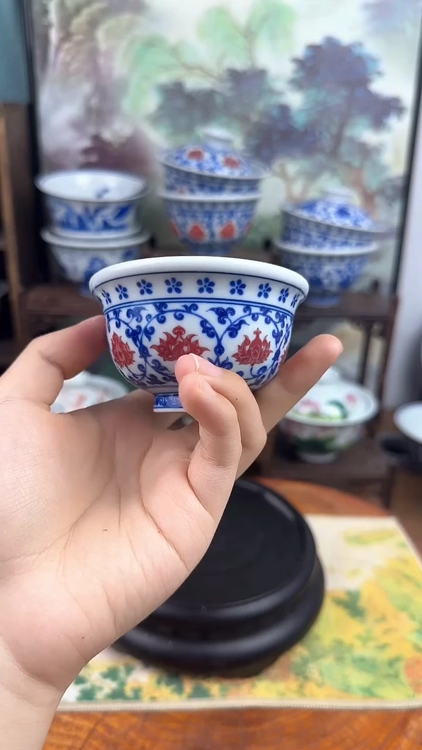 陶瓷青花釉里红缠枝莲小压手杯