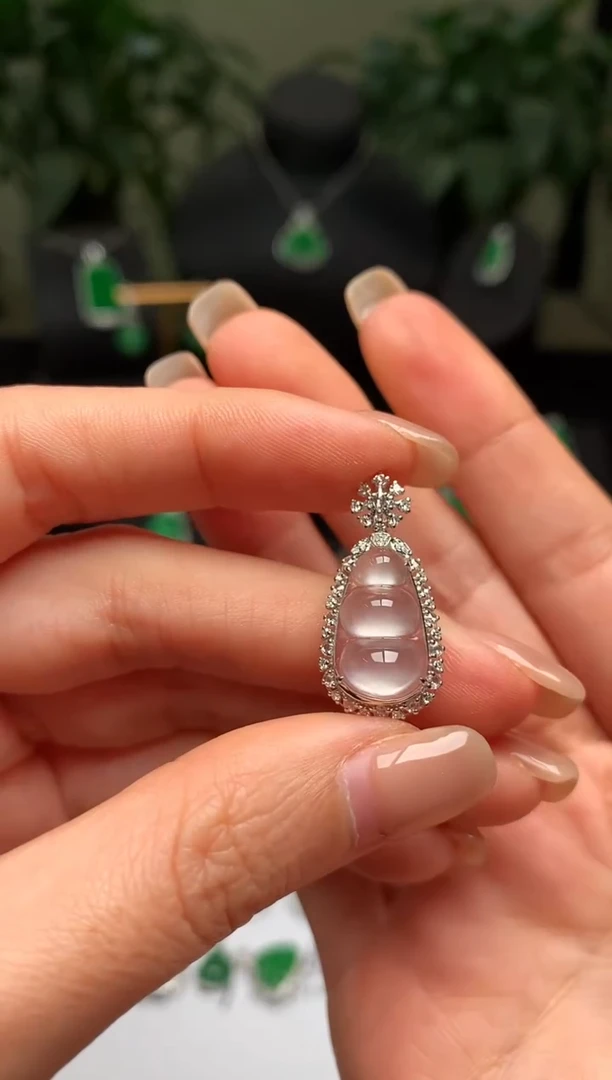 颈饰18K金镶嵌翡翠福豆