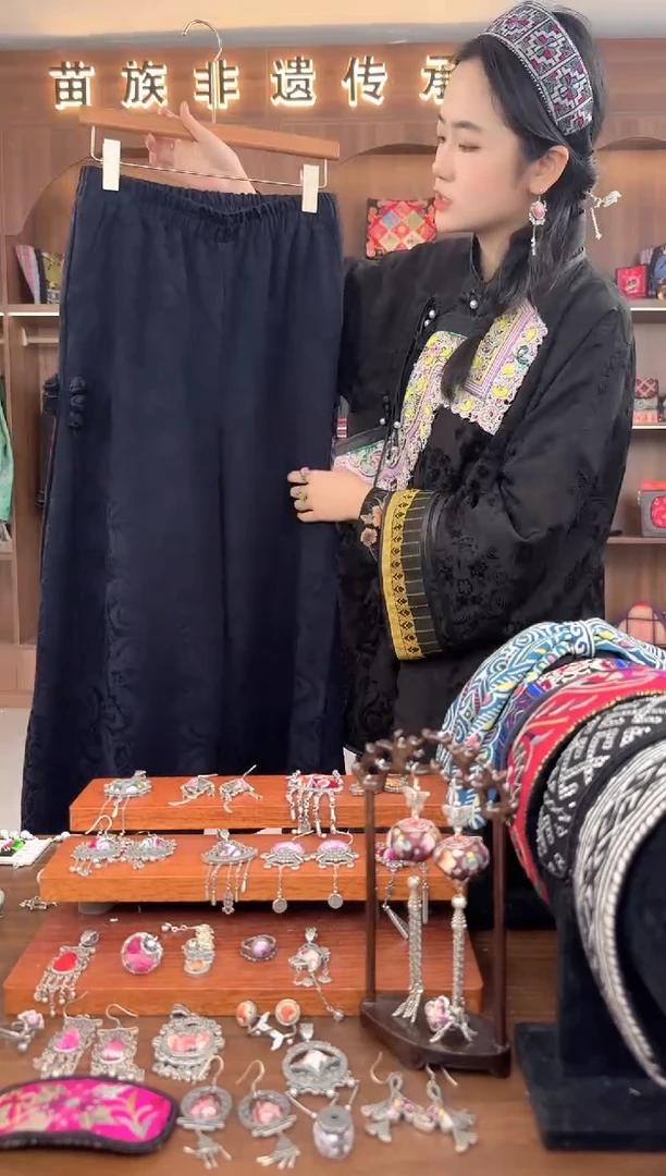 【闪购商品】织绣扶光苗绣传承L11