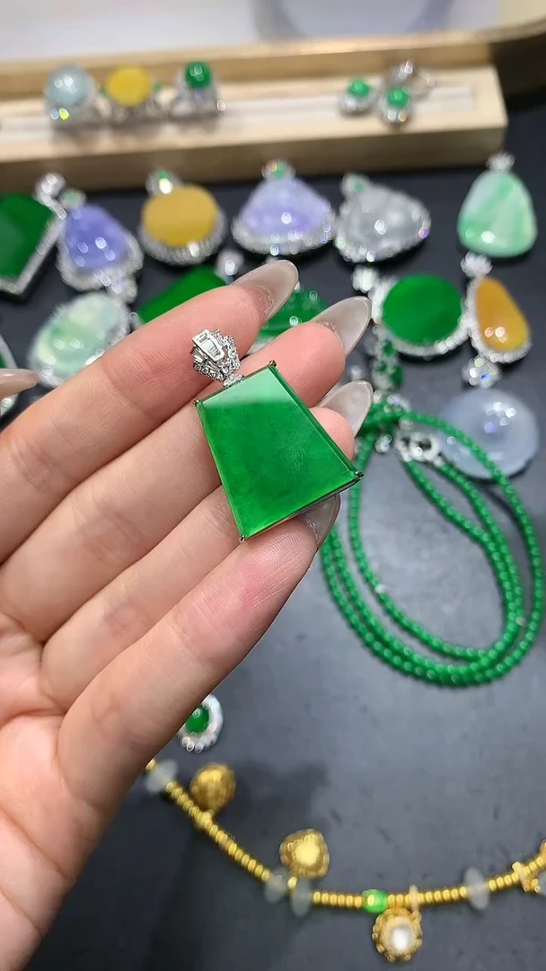 【闪购商品】翡翠吊坠(不含链)18K金镶嵌2团购