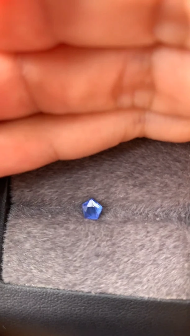 未镶嵌裸石定制蓝宝石五角星型 矢车菊 0.55ct