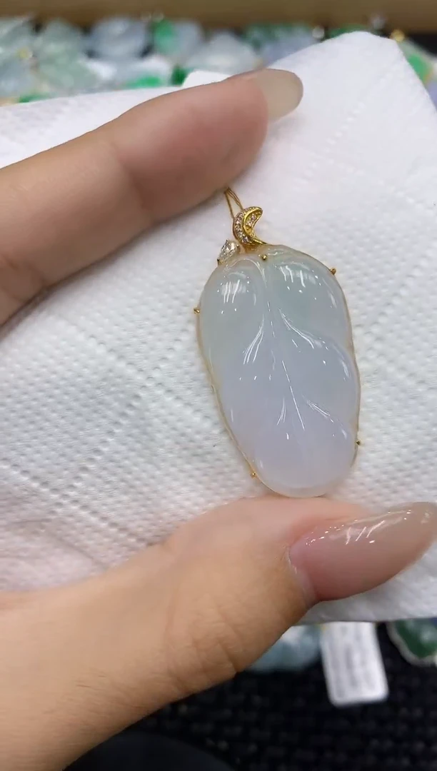 翡翠18K金镶嵌颈饰111111111111