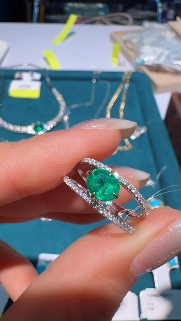 【闪购商品】祖母绿戒指18K金镶嵌潘杰希尔祖母绿戒指