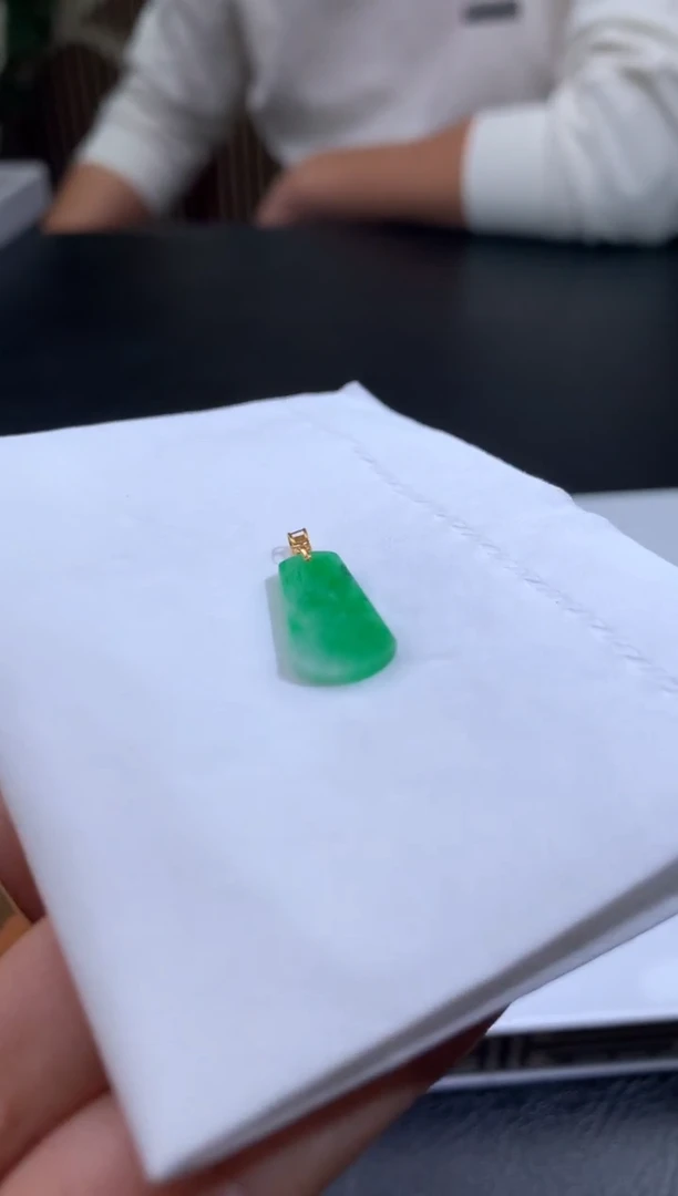 颈饰18K金镶嵌翡翠山**集翡翠