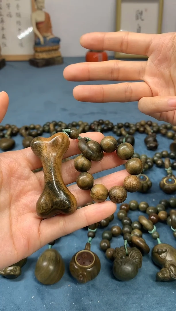 【闪购商品】维腊木（绿檀）把件骨头按摩棒