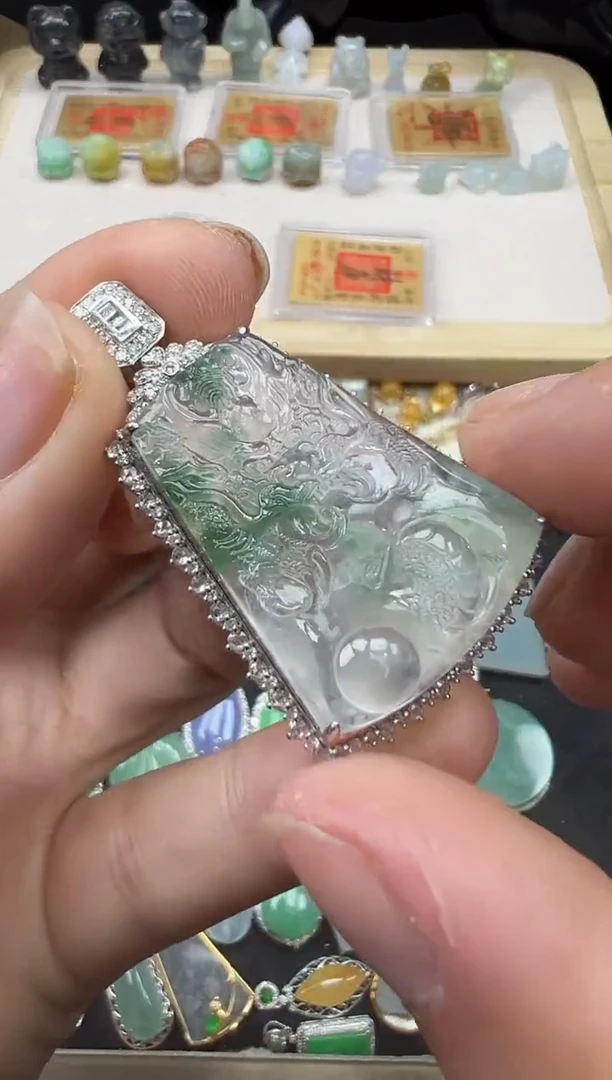 【闪购商品】翡翠吊坠(不含链)18K金镶嵌龙牌