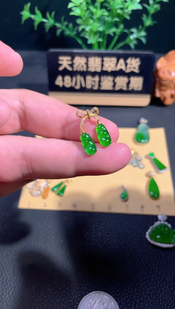 颈饰18K金镶嵌翡翠翡翠