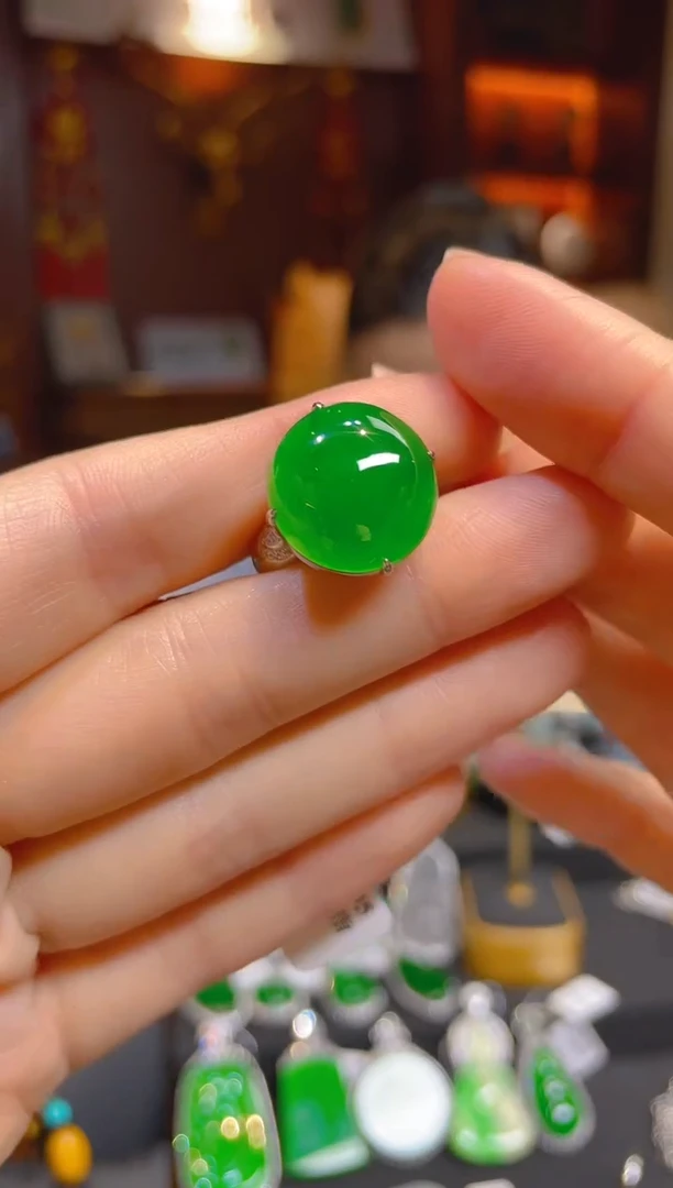 【闪购商品】翡翠戒指18K金镶嵌118735天然A货翡翠蛋面戒指