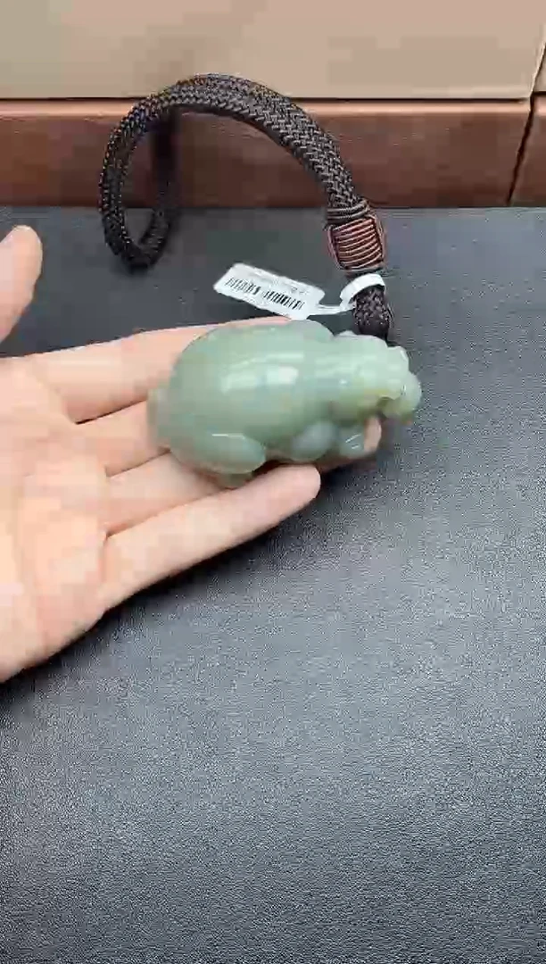吊坠(赠链)未镶嵌和田玉且末微色差近矿把件