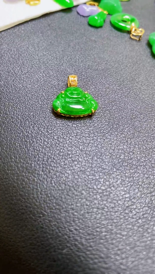 颈饰18K金镶嵌翡翠佛