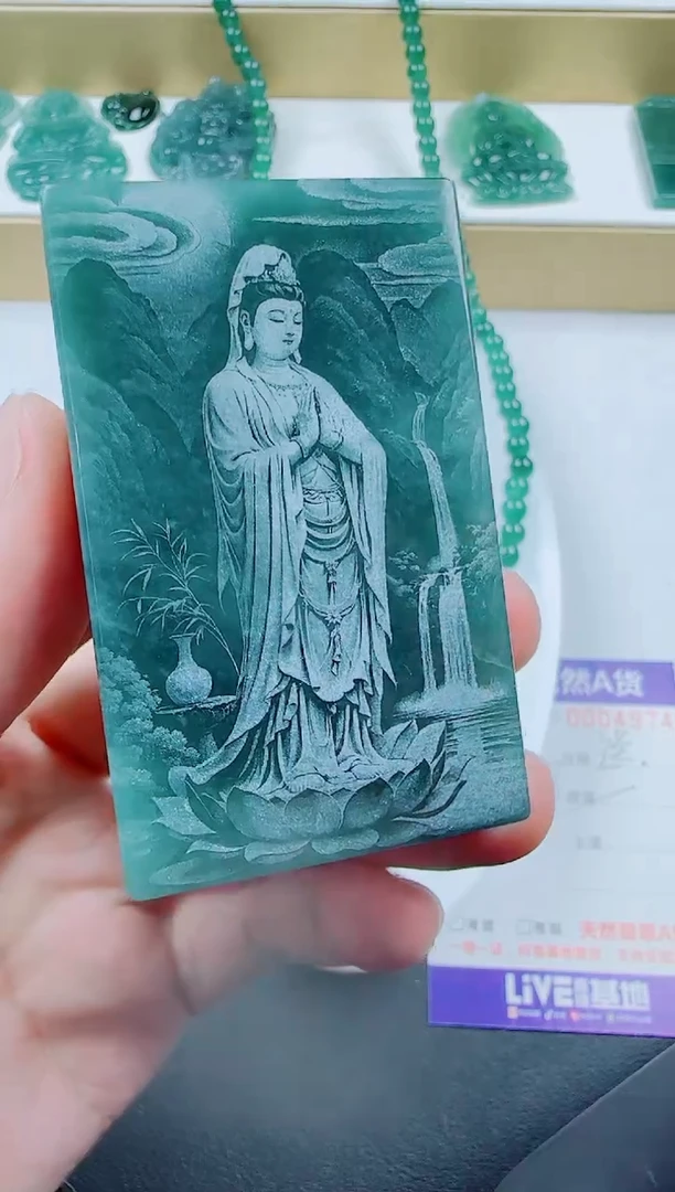 翡翠未镶嵌颈饰方观音