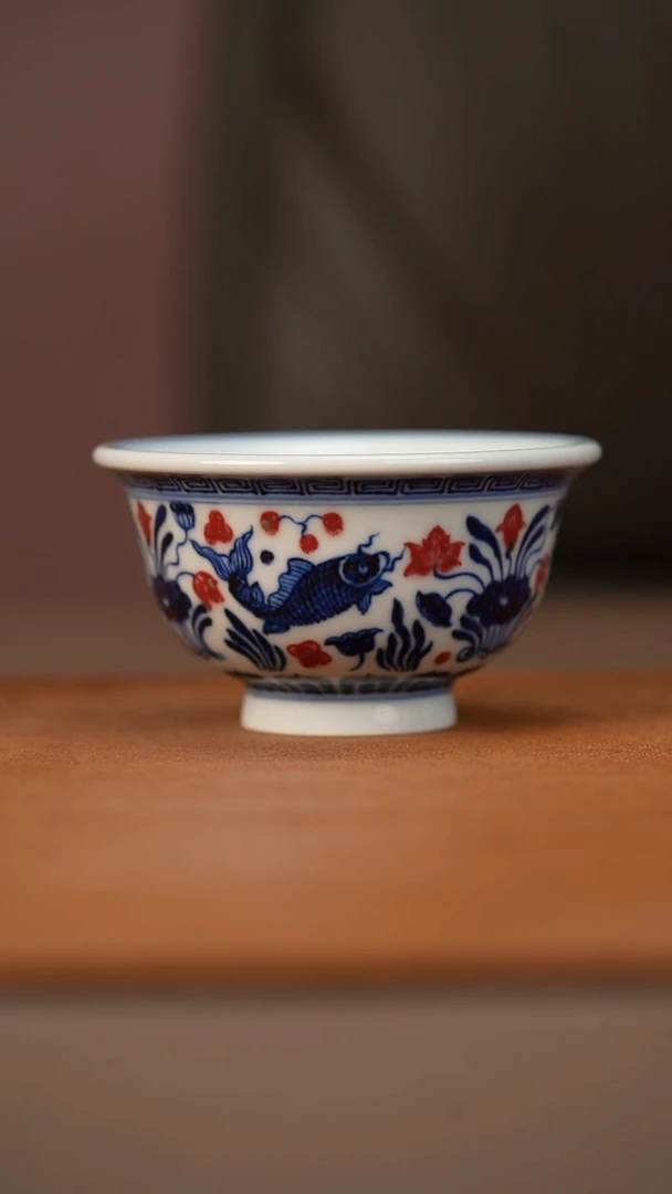 陶瓷文瑾雅堂青花釉里红鱼藻纹压手杯