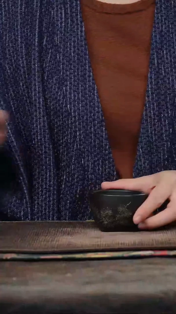 仇峰石黄刻绘松天圆地方杯