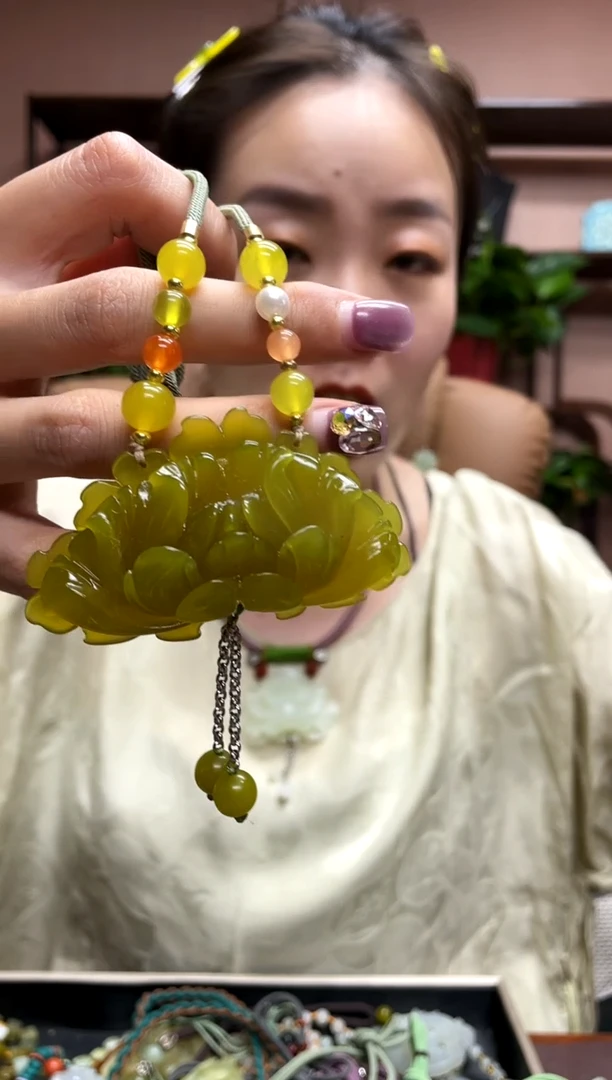 岫玉未镶嵌吊坠·