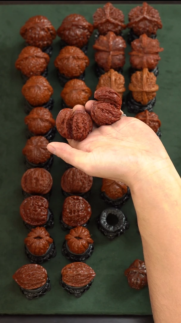 把件文玩核桃45犀牛望月异形文玩核桃