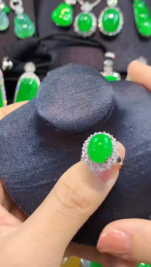 18K金镶嵌戒指翡翠戒指