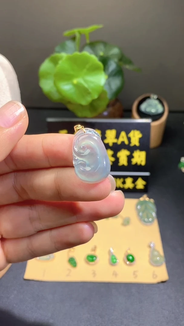 颈饰18K金镶嵌翡翠翡翠A货