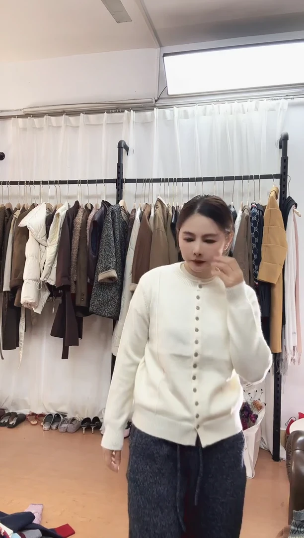 白色多扣毛衣开衫