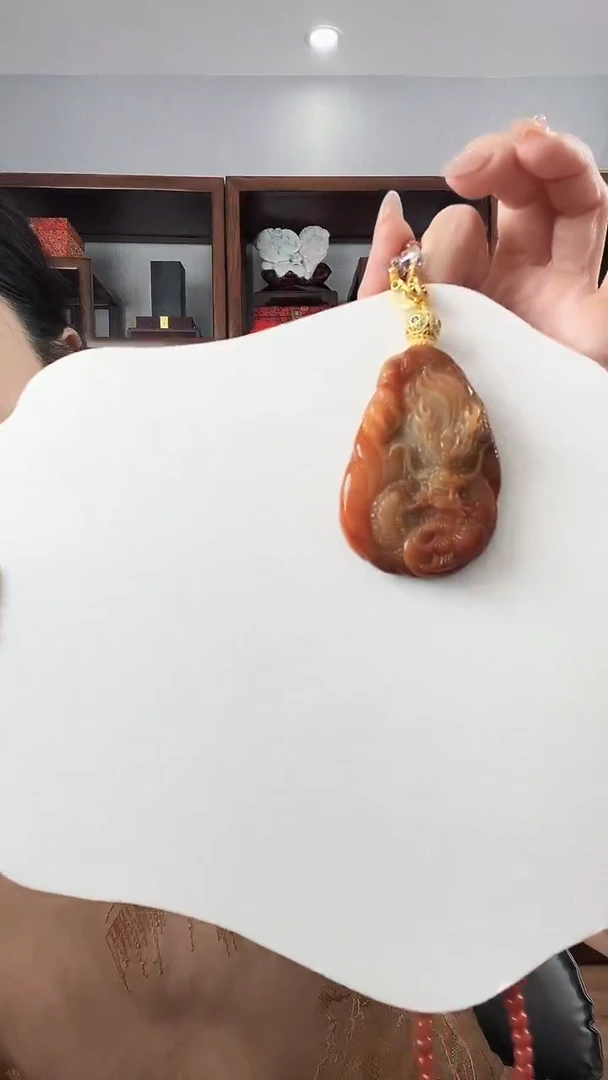 翡翠未镶嵌颈饰龙