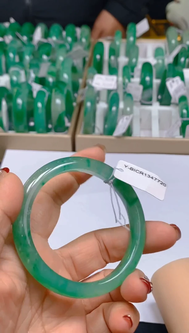 【闪购商品】石英质玉手镯未镶嵌冰美人非洲翠A货，冰种