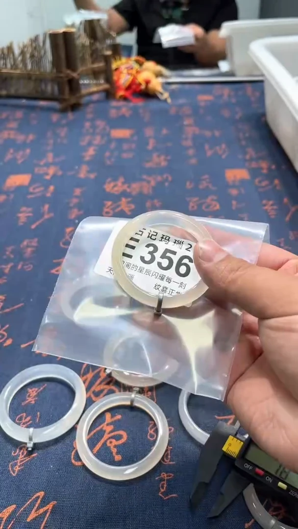 玛瑙/玉髓手镯未镶嵌E356