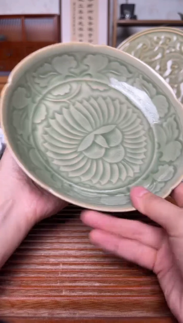 瓷器耀州窑橄榄绿大牡丹葵口壶承  微瑕