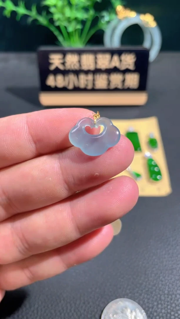 翡翠18K金镶嵌颈饰翡翠