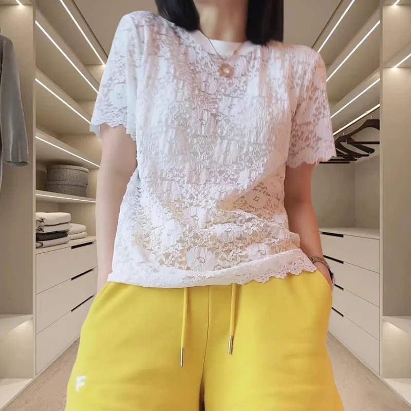 小众设计镂空蕾丝显瘦圆领短袖搭配休闲短裤2025夏季新款时尚套装