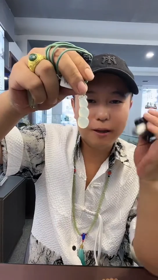 未镶嵌蛇纹石玉颈饰1