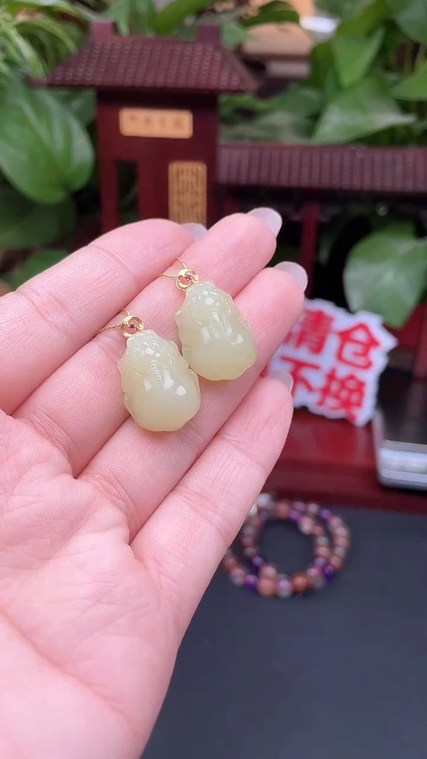 颈饰18K金镶嵌和田玉吊坠多样性发其一tk62