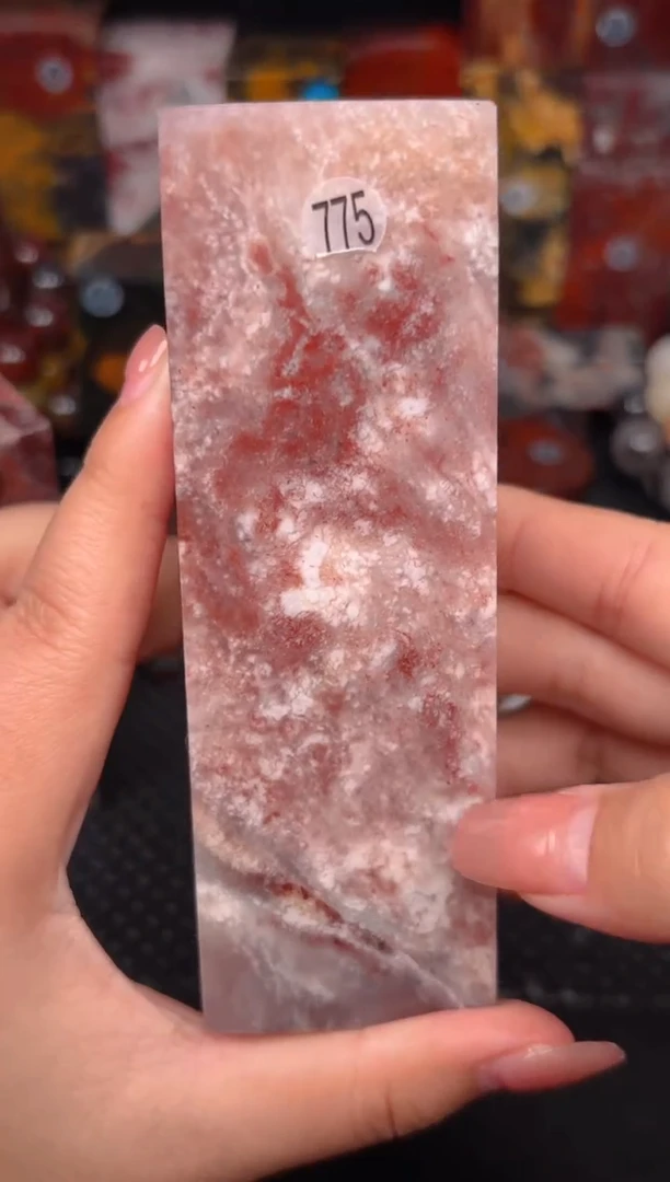 玉桂林鸡血玉摆件 编号：775