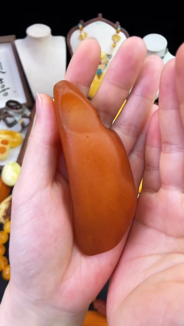 琥珀未镶嵌珠宝奇石白****滚柒月