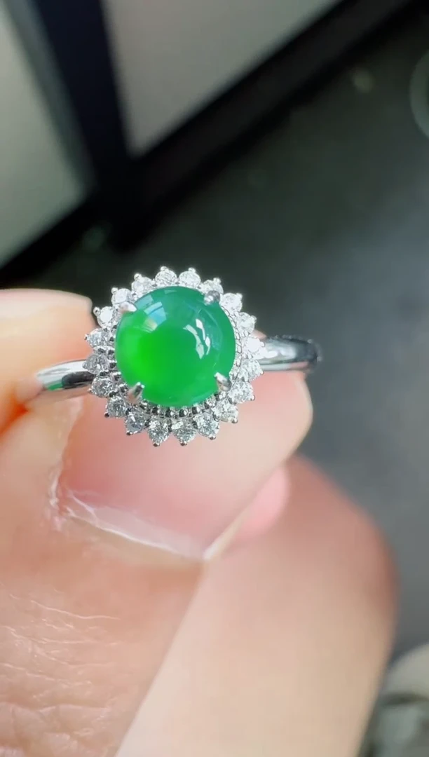 18K金镶嵌戒指翡翠R****l寄售回流，不退不换