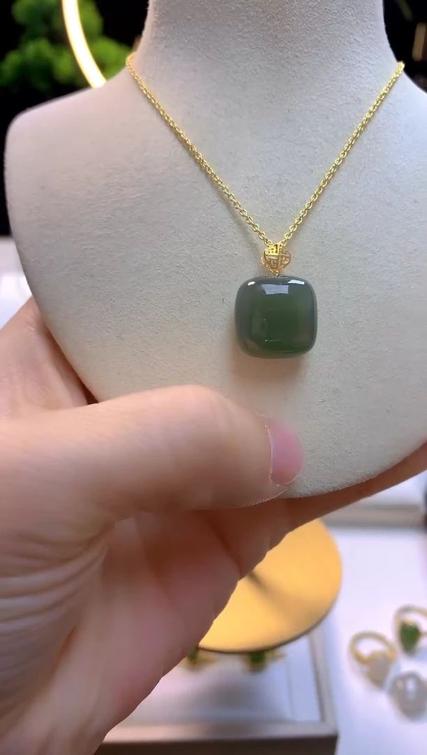 【闪购商品】和田玉吊坠18K金镶嵌湖水绿小方糖