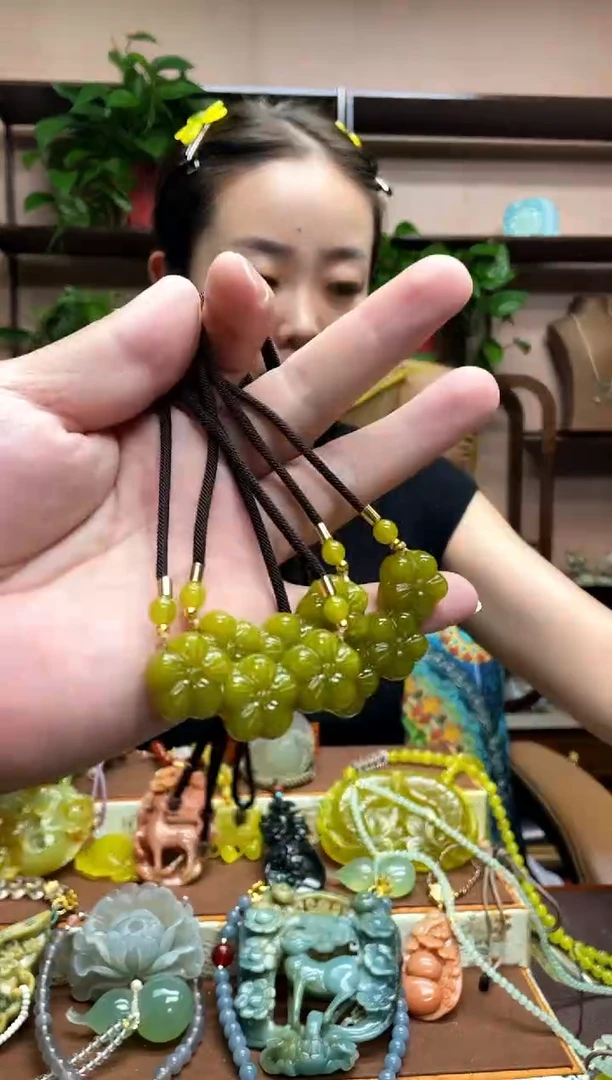 未镶嵌岫玉颈饰多样性发货发其中之一