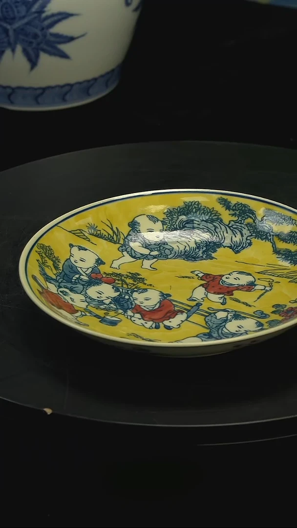 摆件景德镇陶瓷黄地婴戏图赏盘