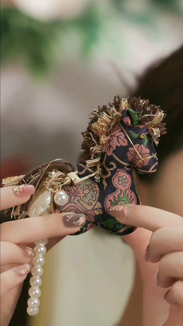 刺绣湘传礼小马挂件